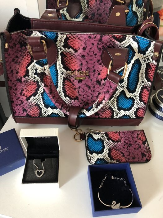 Дамски чанти Guess
