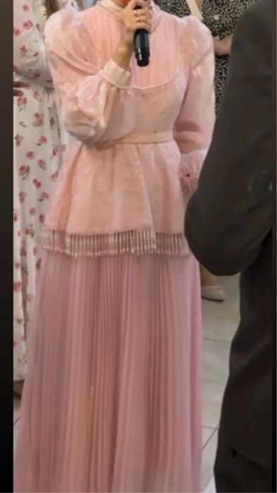 Платья одевались 1 раз на пару часов очень красивые