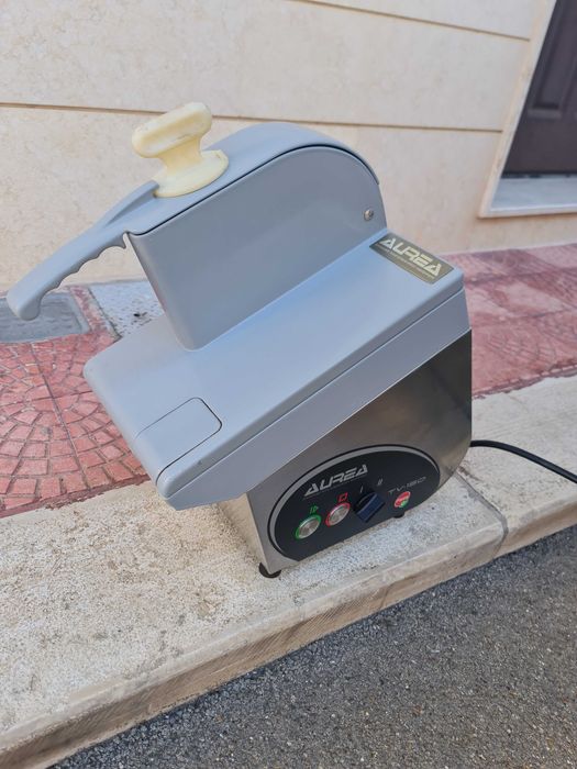 AURA TV 150 robot profesional de taiat zarzavaturi pentru Restaurante