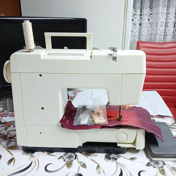 Masina de cusut PRIVILEG cu butoniera automata dintr-un singur pas