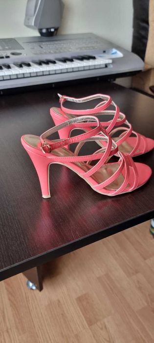 Sandale de dama roz purtate foarte putin Marimea 37