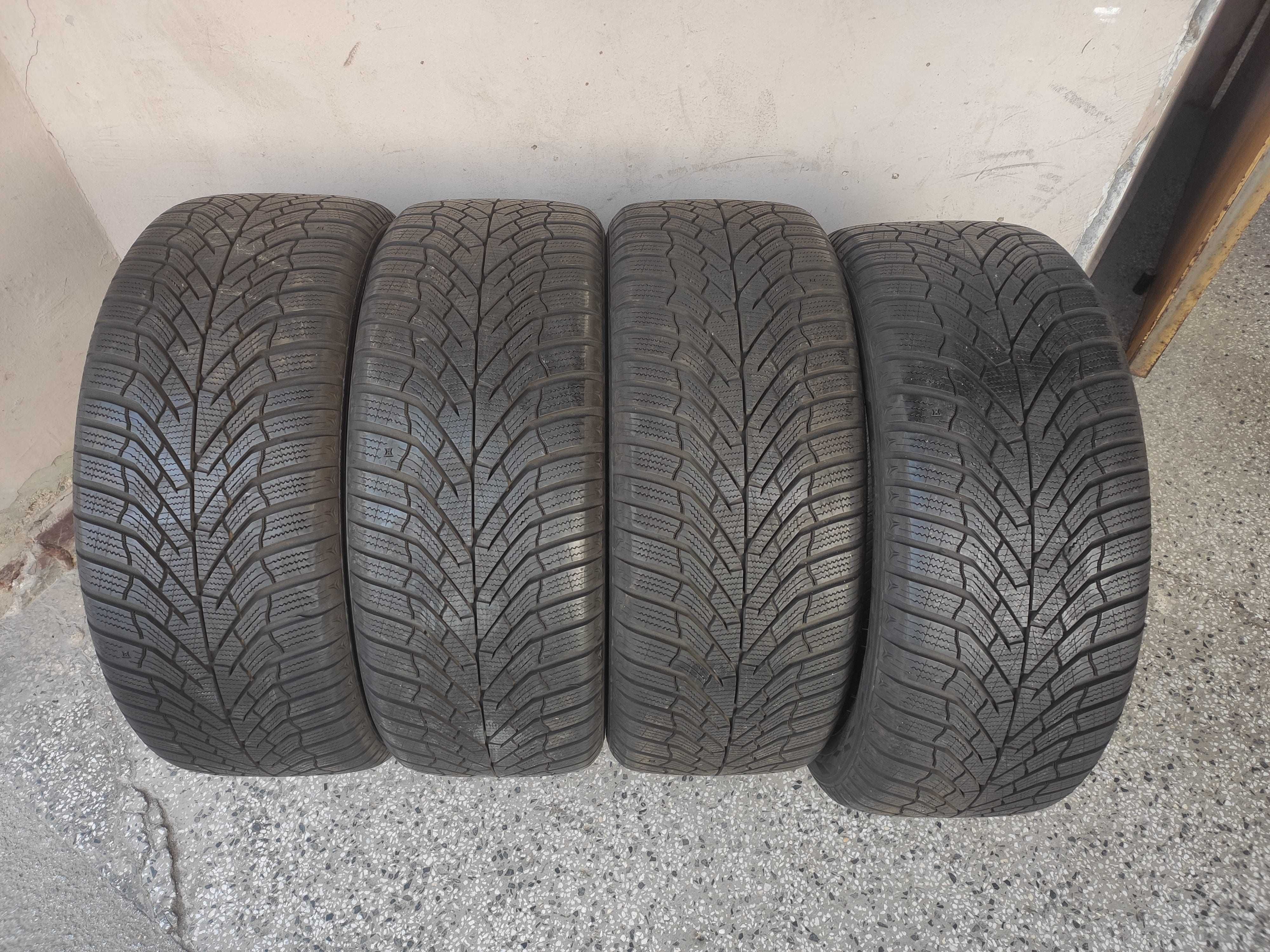 4БР. НОВИ Зимни Гуми KUMHO WinterCraft WP52 235/45/18 98V XL
