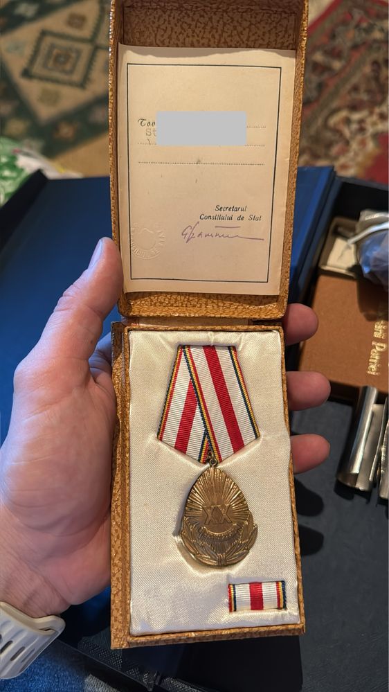 Medalii de merit comuniste