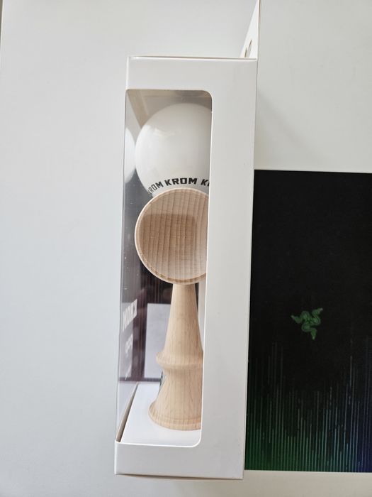 Kendama Krom Pop LOL sticky lucios alb, nou (curier)