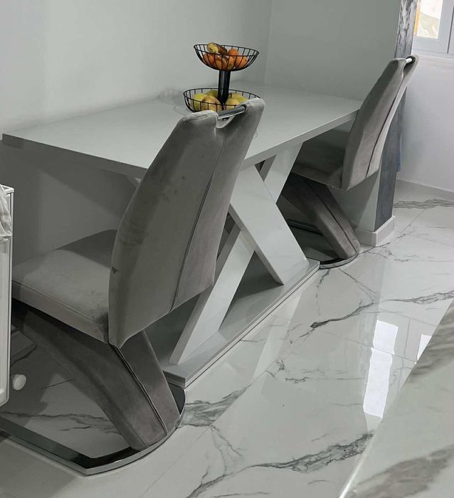 Vând masă+2 scaune masă nouă lucioasă pe comandă, scaune de catifea