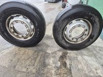 Продавам комплект предни гуми с джанти за камион Goodyear