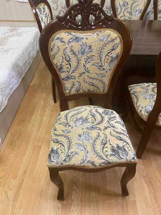 Продается столы со стульями для гостиной также подставка для телев.