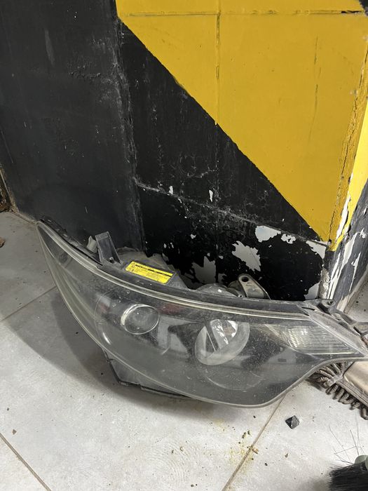 Фар сатылады оригнал тайота естима правый