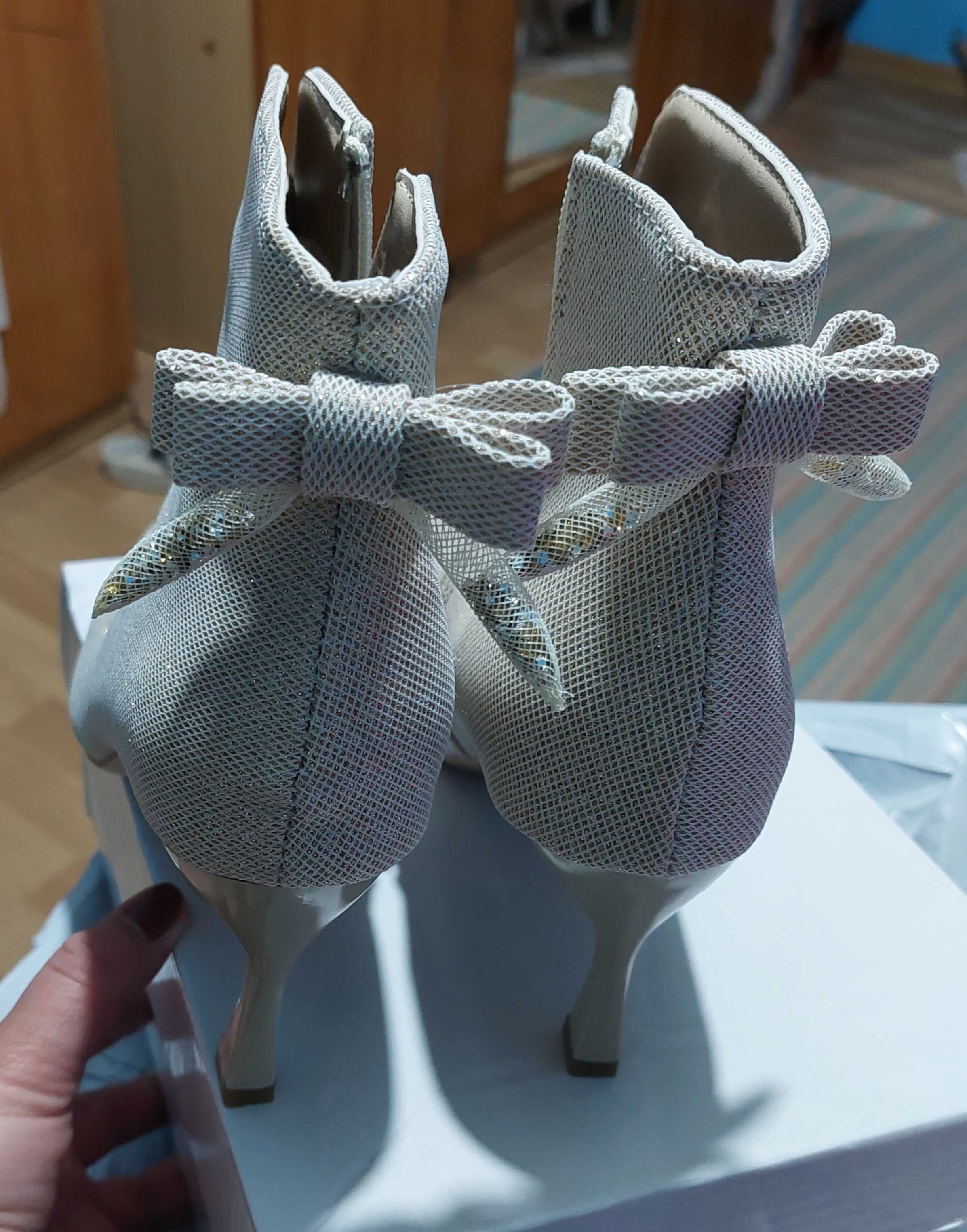 Botine bej cu sclipici