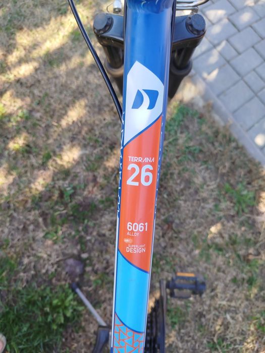 Vand bicicleta DHS pe 26 inch in stare impecabila, culoare albastru.