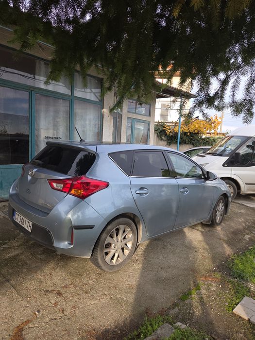 Продавам Toyota auris