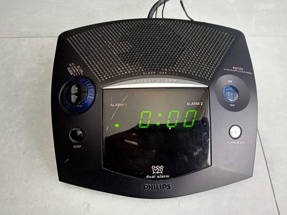 Радиоприемник с часами Phillips AJ3225