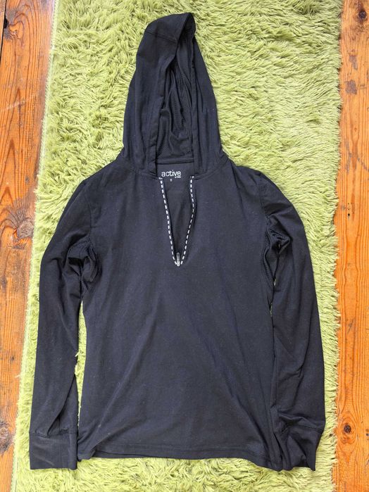 Блуза за спорт от полиестер и малко еластан с качулка