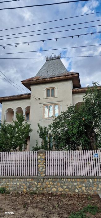 Vand casa la tara cu livada