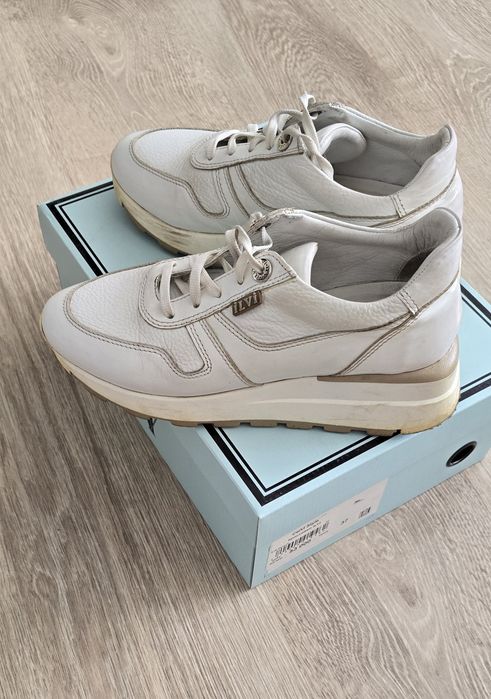 Продам женские кроссовки, натуральная кожа, 37 размер