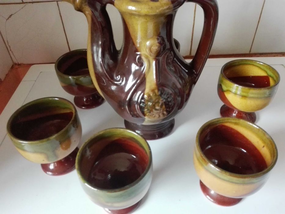 Сервиз за вино и посребрен нож .