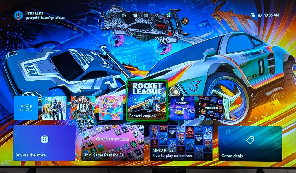 Consola joc XBOX One cu un controller si cateva jocuri instalate