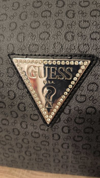 Оригинална черна чанта Guess.