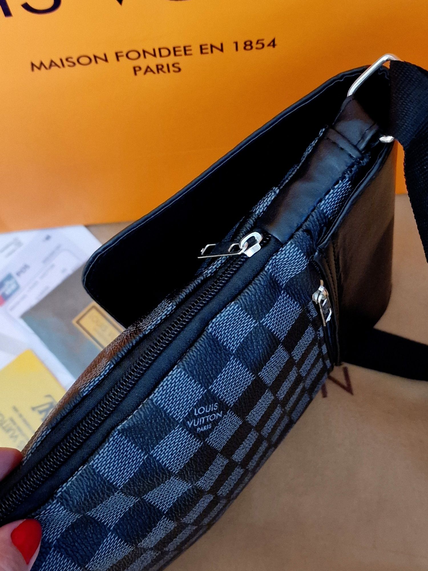 Set Louis Vuitton, curea+geanta  crossbody, saculet, eticheta incluse