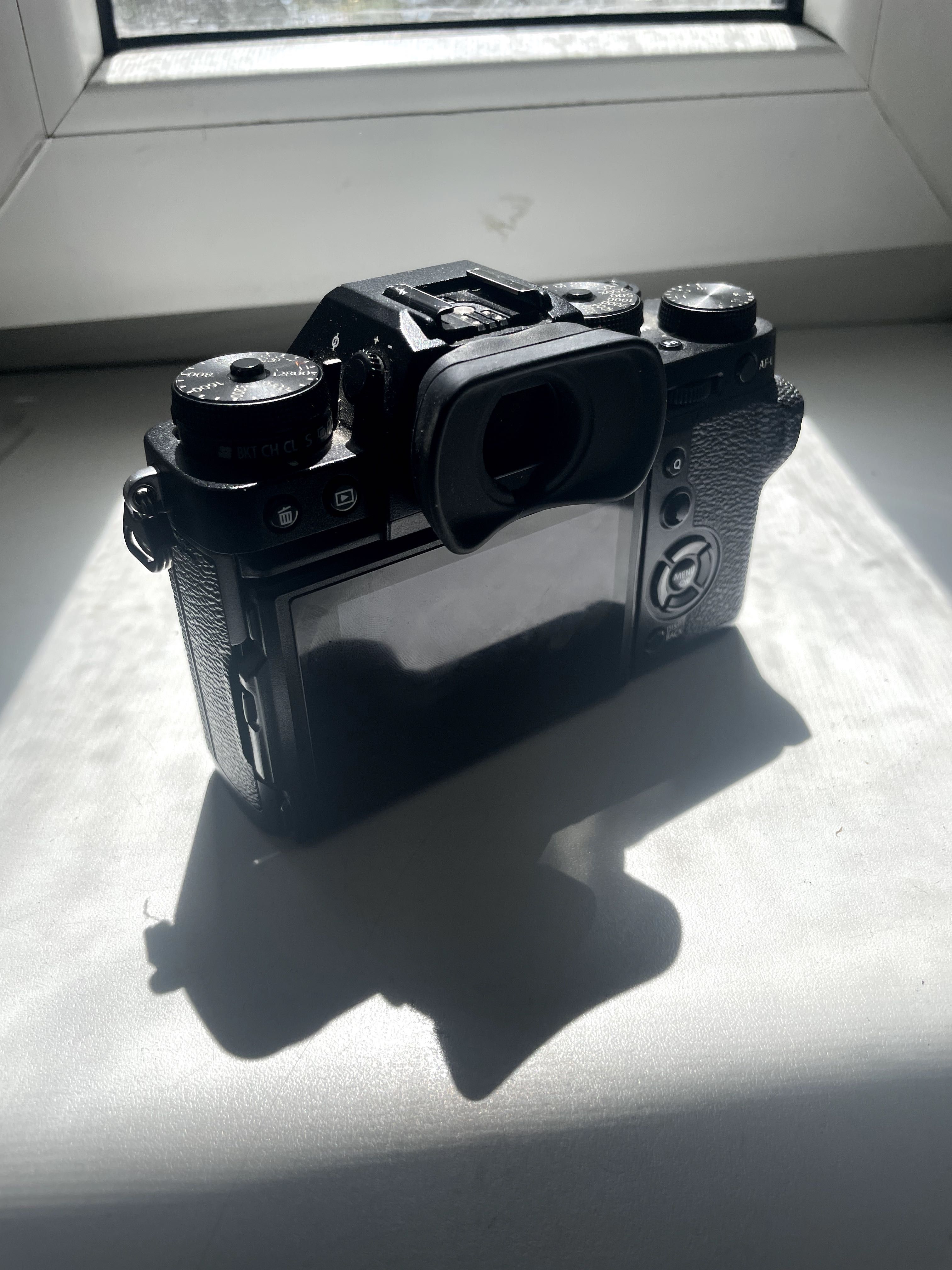 Фотокамера Fujifilm XT-3 18-55mm + батарейный блок и клетка.