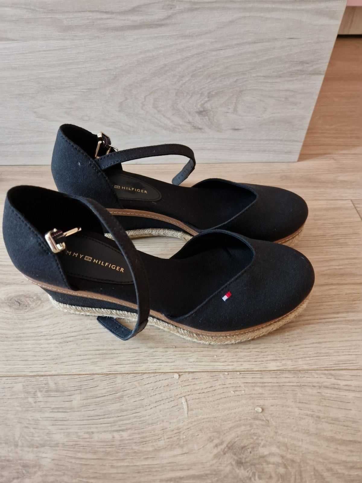 Обувки Tommy Hilfiger платформа, еспадрили Basic Closed Toe Mid Wedge