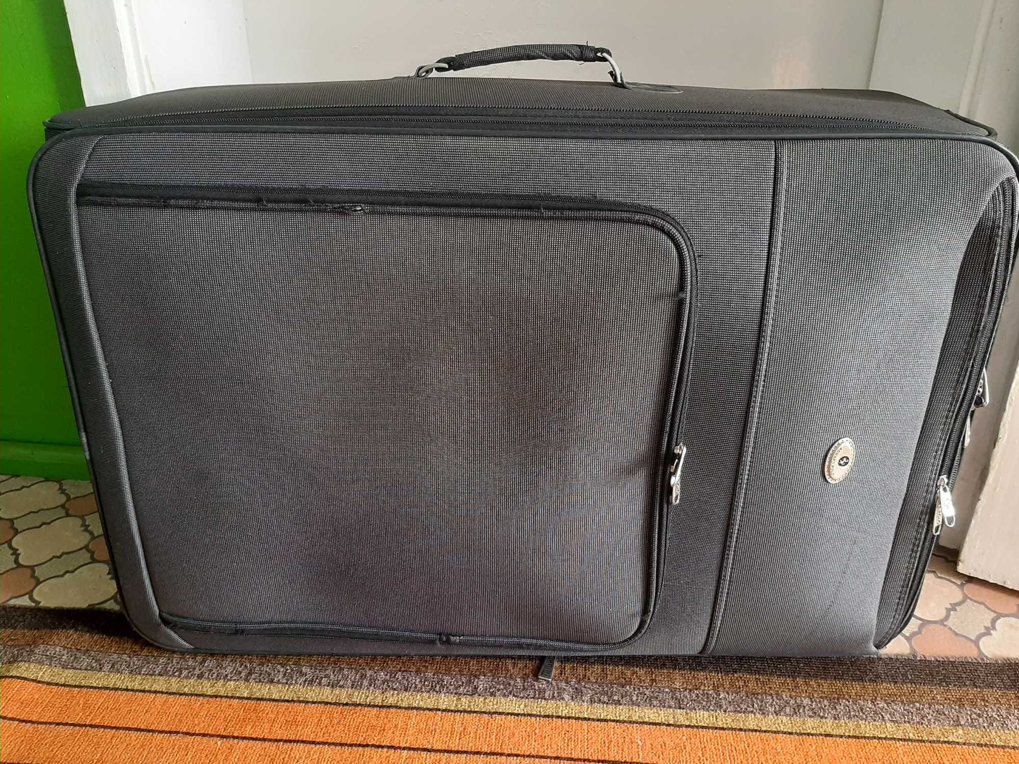 Куфар с големи колелца, размер 78/48/32 см.