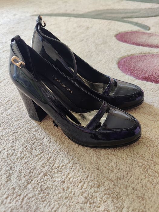 Продам лакированые туфли