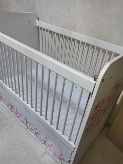 Кроватка для девочки с маятником и матрасом
