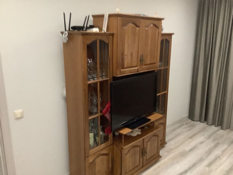 Холна Гарнитура -тип витрина и шкафове с поставка за телевизор