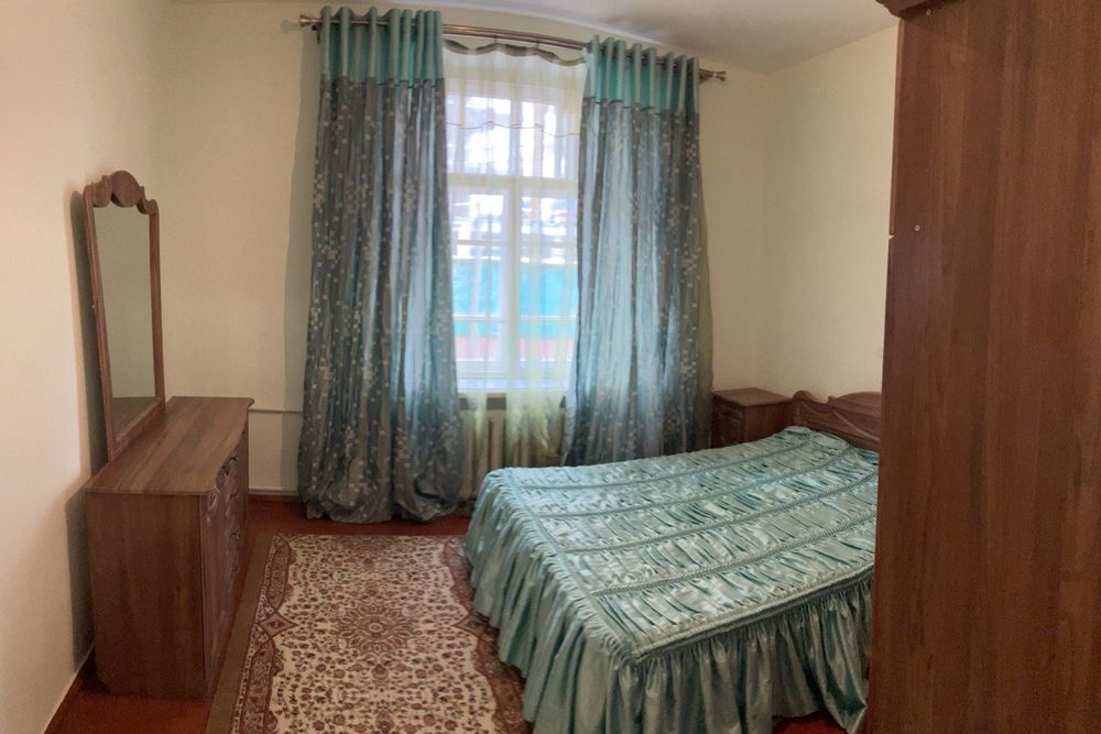 Продается 2-х комнатная переделанная в 3-х квартира, высоко потолочная