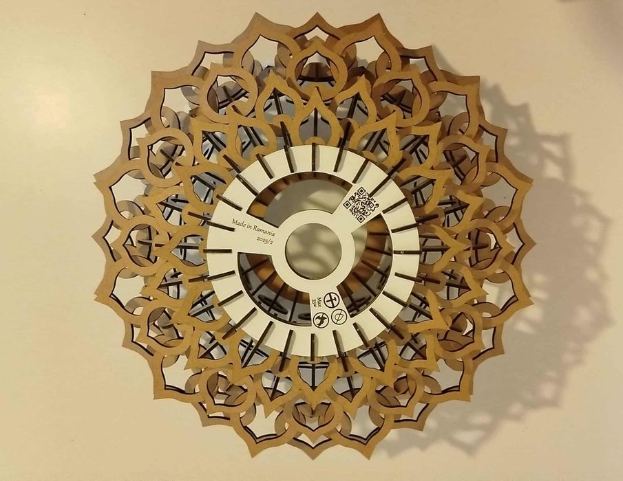 Vând lustră elegantă din lemn MDF