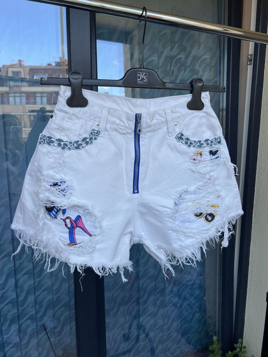 Бели къси дънкови панталонки с апликации