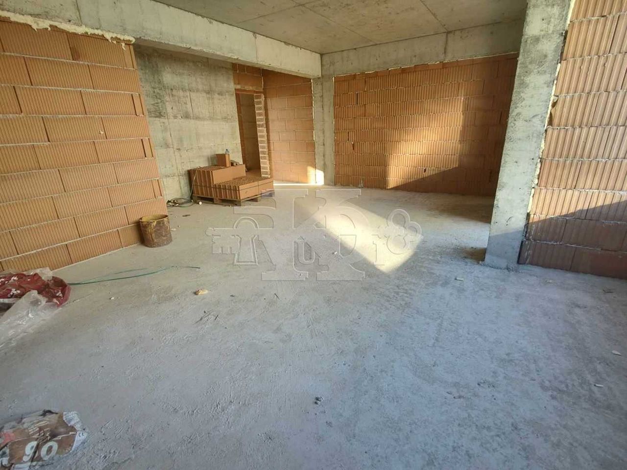 Продава се Тристаен апартамент в Добрич, Христо Ботев - 130 кв.м за 916 €/кв.м - Снимка #2