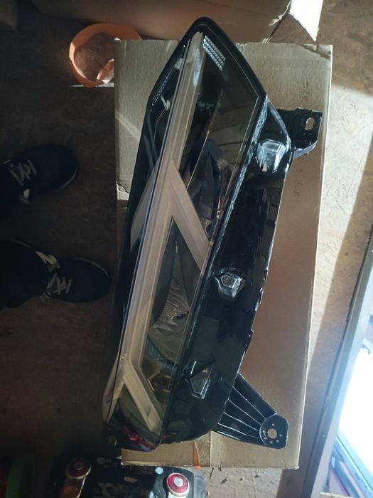 Vând far dreapta logan 3 cu alb