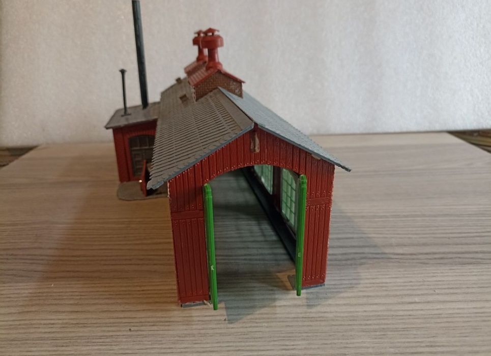 Diorama clădire remiză Faller 

Dimensiuni 305*158*170

Predare person