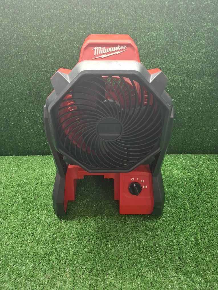 Акумулаторен вентилатор на Milwaukee M18 AF с 3 степени на работа.