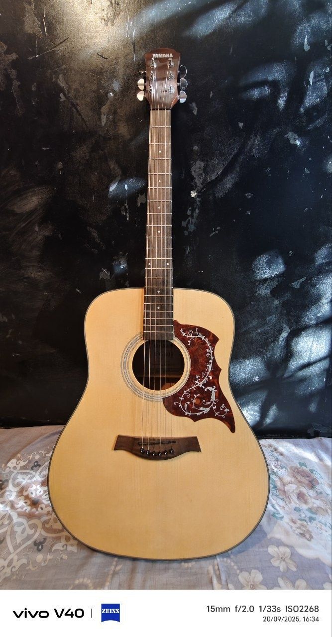 Acoustic gitara sotiladi ovozi zor Chalngan mazza qladi...