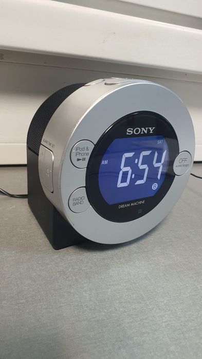 SONY "Dream Machine" cu radio digital,ceas și alarma