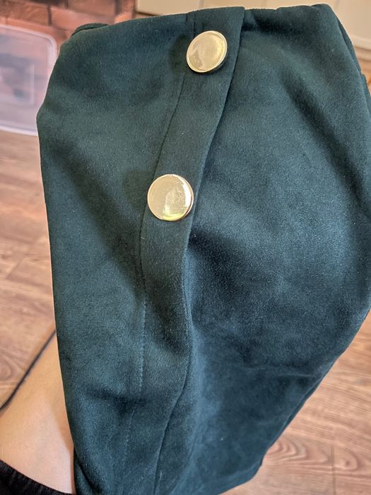 Велурена пола със златни копчета