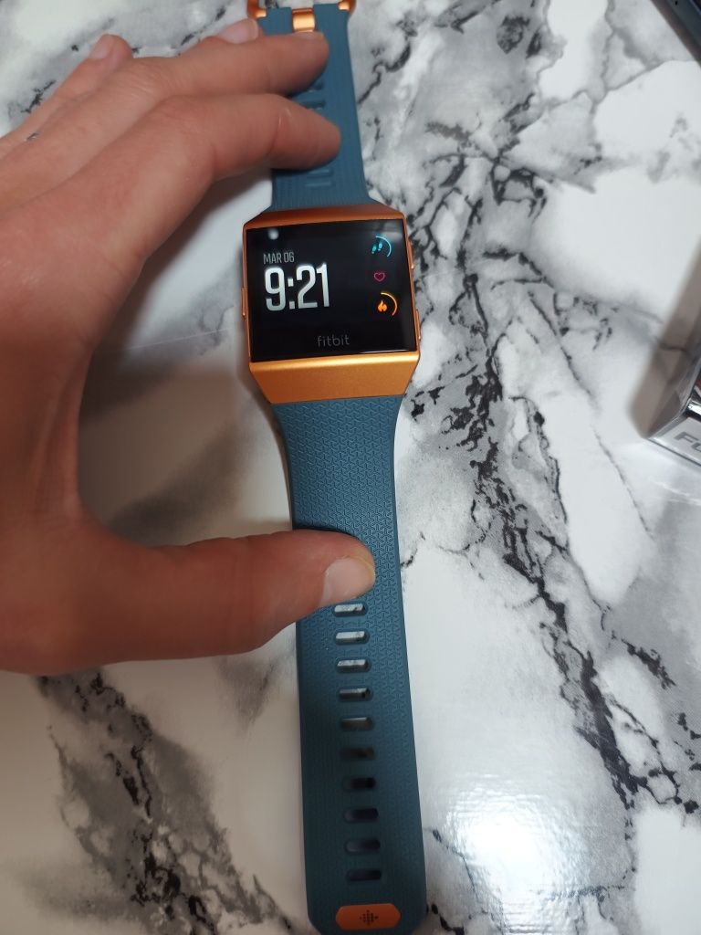 Fitbit Ionic  ca și nou