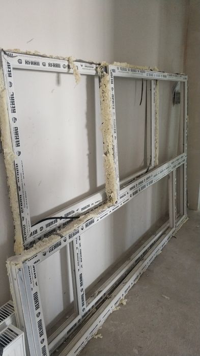 Продаю пластиковую раму со стеклами фирмы Rehau