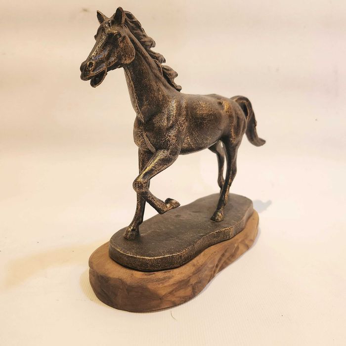 Чугунена статуетка „Галопиращ кон“