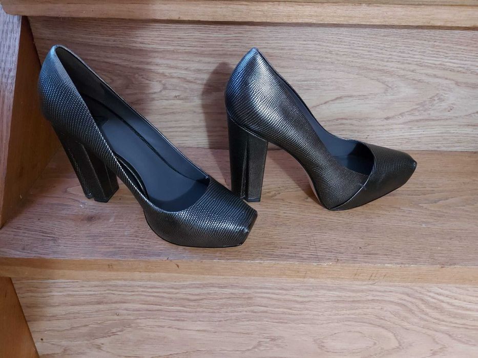 Pantofi din piele argintie Calvin Klein toc gros inalt marimea 40