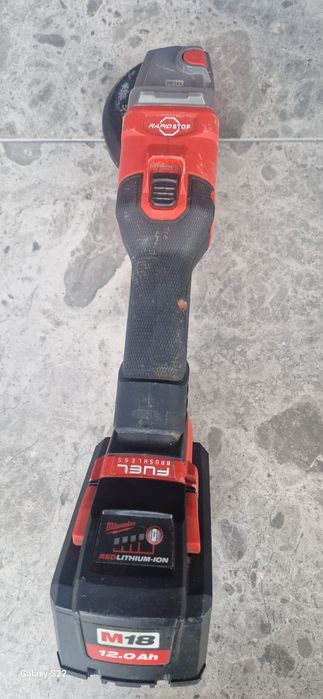 Dewalt, Milwaukee polizor pe acumulator