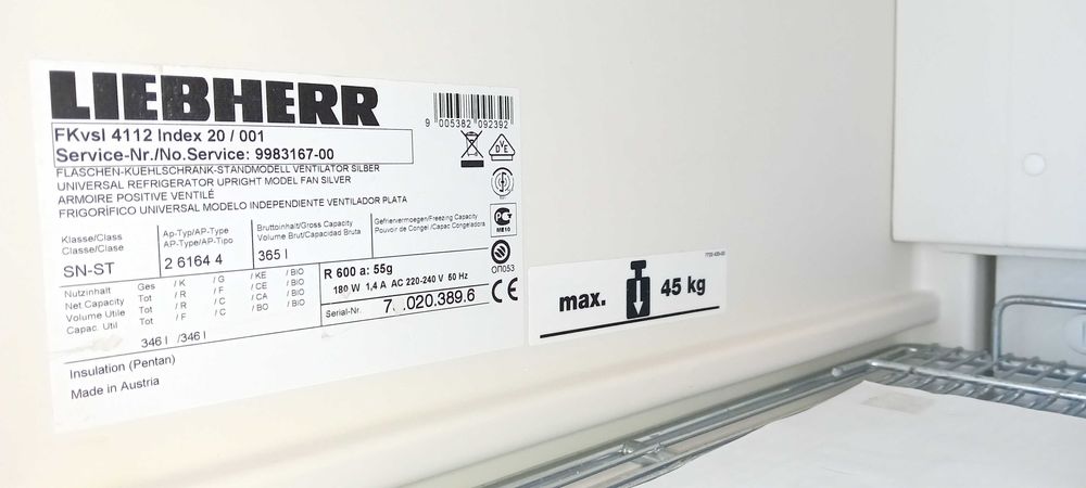 Професионална хладилна витрина за напитки на Либхер.