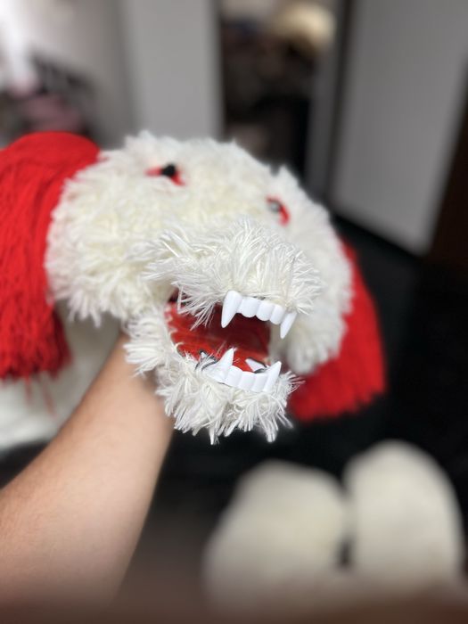 Vând costume de urs , doar pe alb mai am