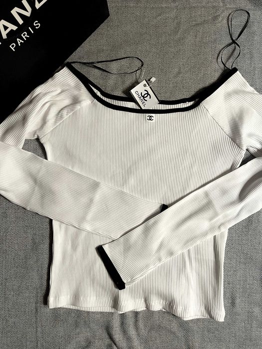 шанел бяла блуза тип лодка с голо паднало рамо с черно рипсена chanel