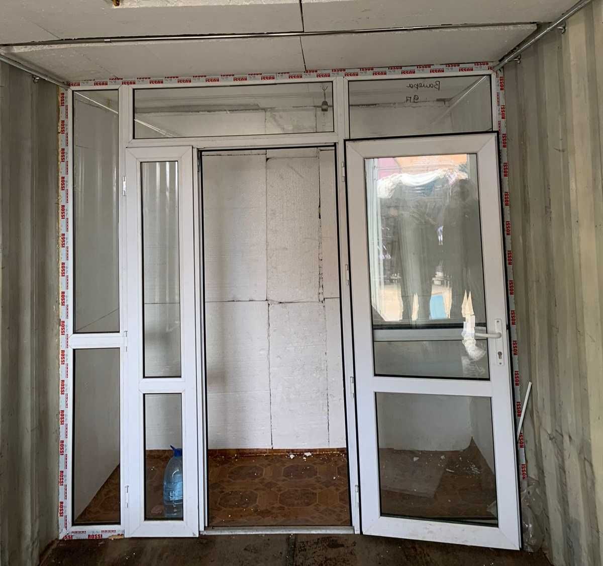 Продается пластиковый дверь со стеклянной стеной