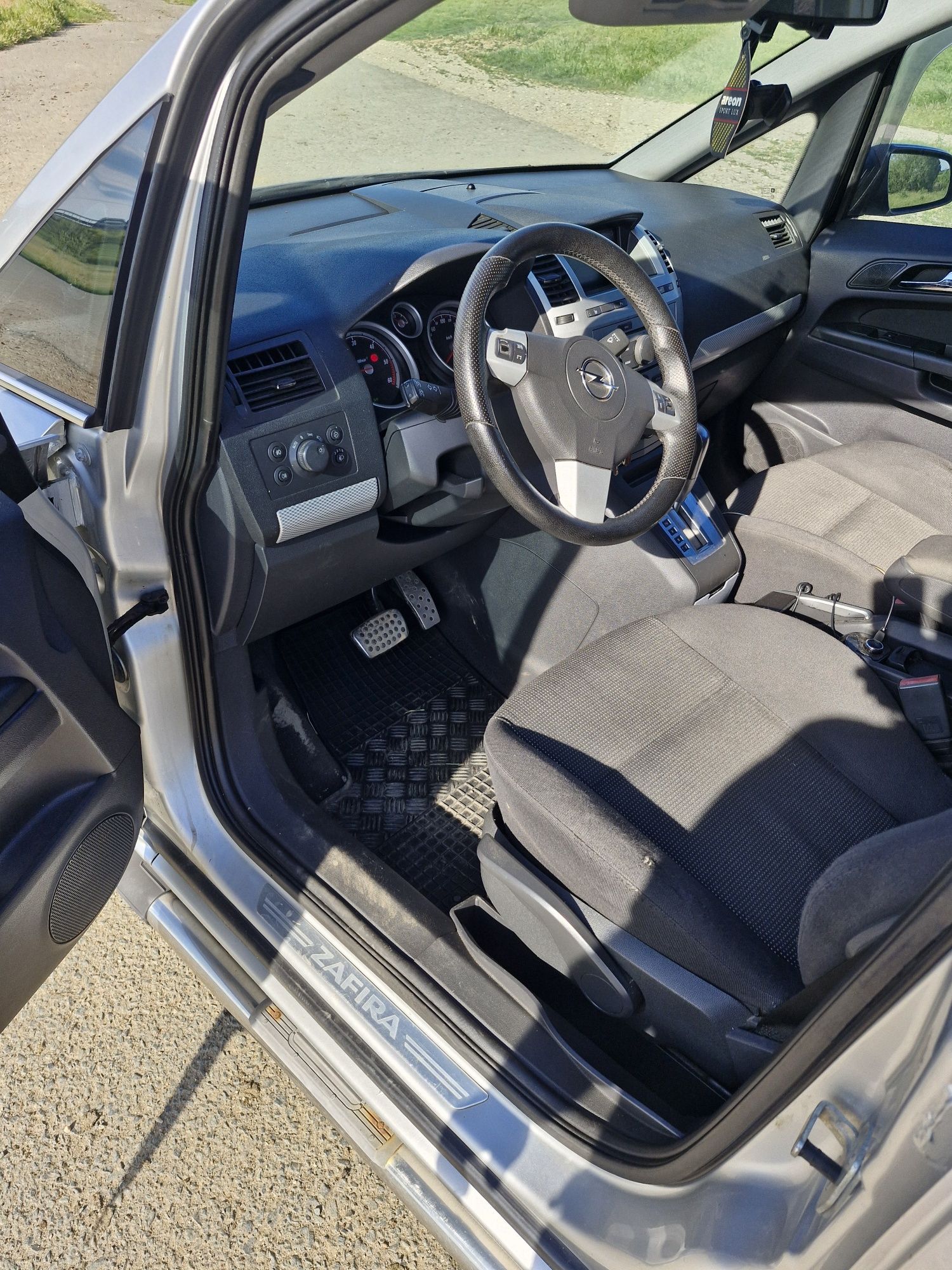 Vând opel zafira