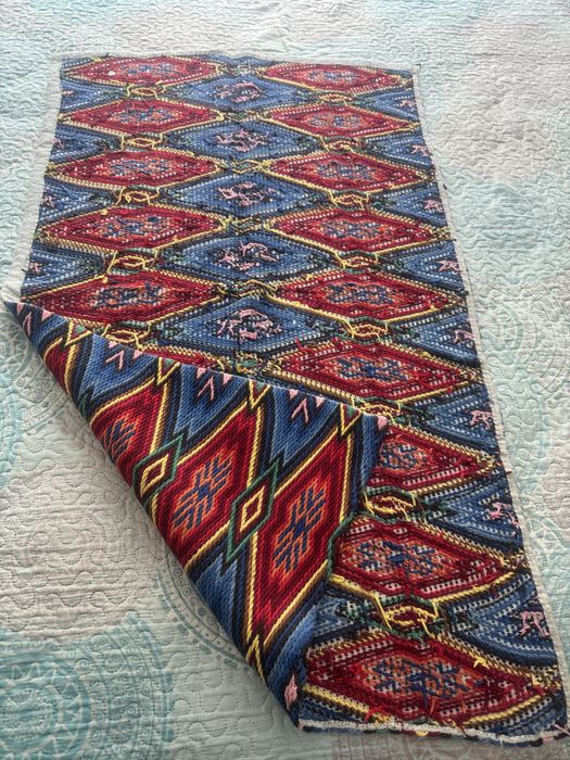 Бродирано ръчно килимче